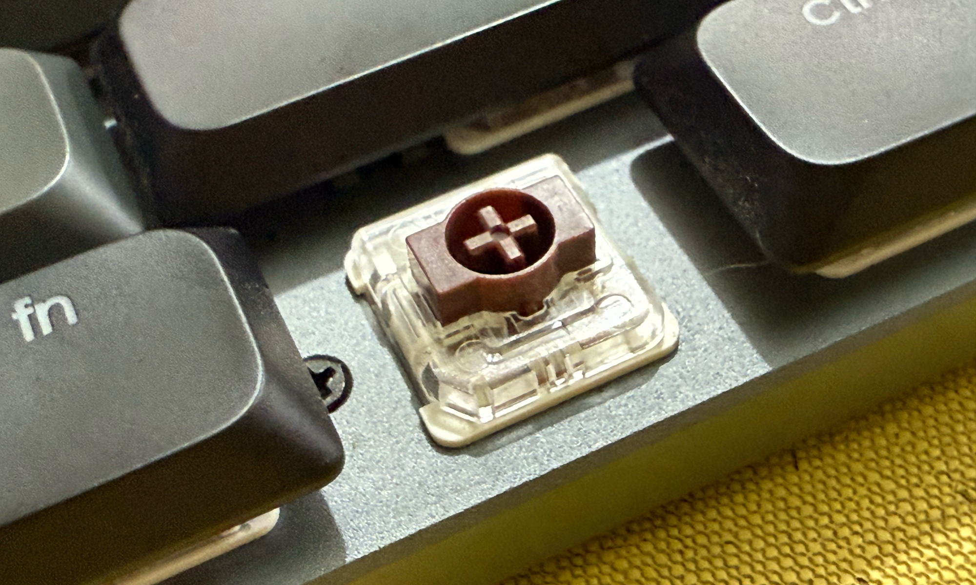 Interrupteur brun sur le clavier mécanique Satechi SM3 Slim.