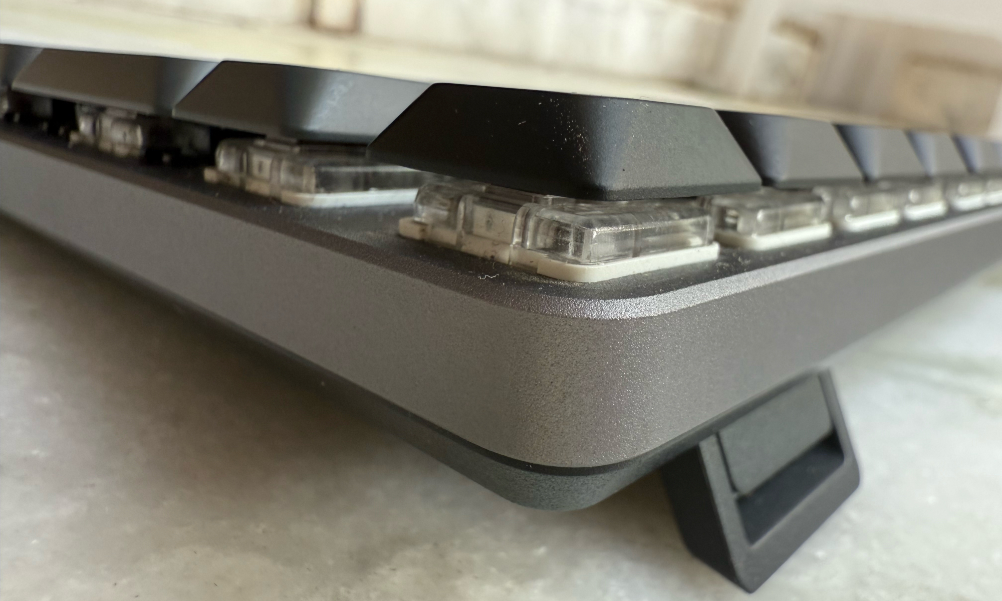 Vue latérale du clavier mécanique Satechi SM3 Slim.