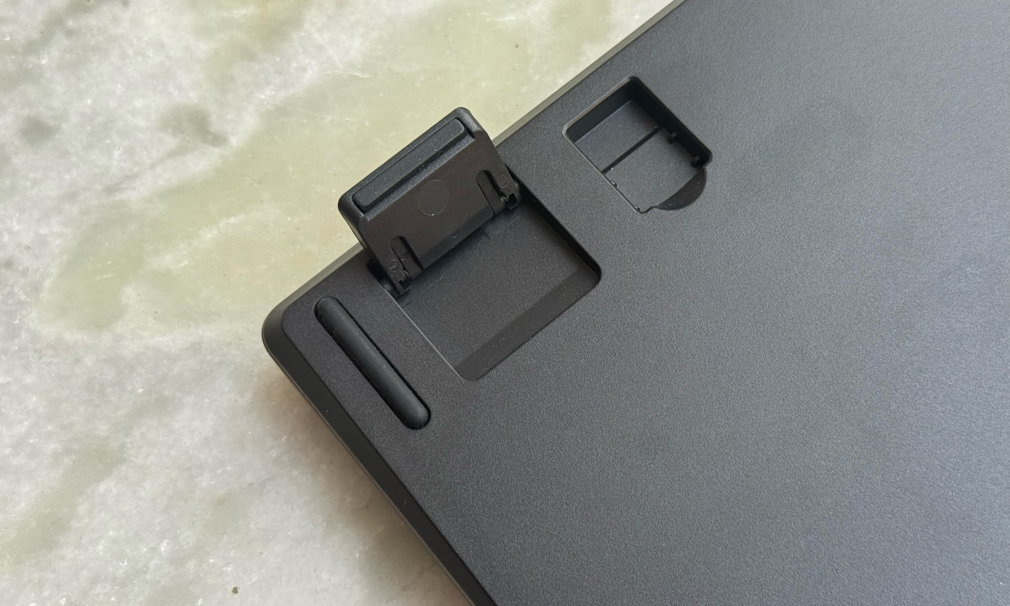 Kickstand sur le clavier mécanique Satechi SM3 Slim.