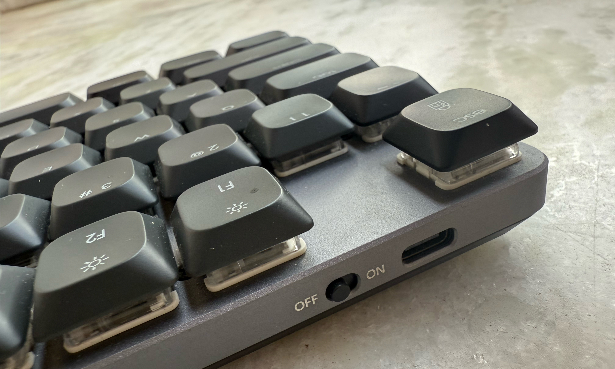 Contrôle de puissance sur le clavier mécanique Satechi SM3 Slim.