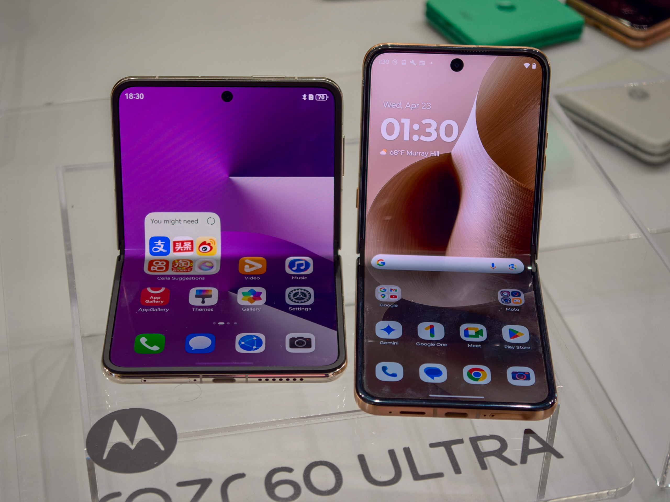 Huawei Pura X et Razr Ultra 2025 affichages principaux à moitié dépliés