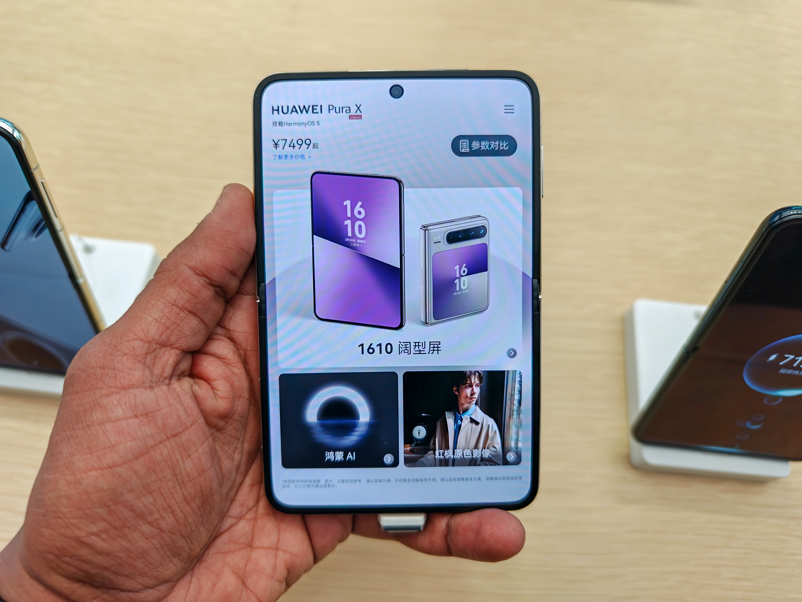 Huawei Pura x en affichage principal blanc ouvert