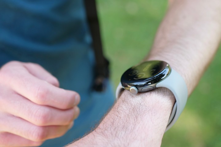 Le Google Pixel regarde 3 sur le poignet de quelqu'un.