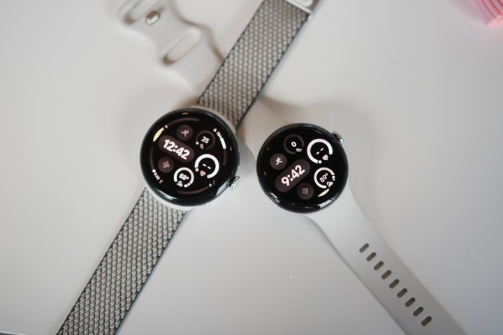 Les modèles de Watch 3 de 45 mm et 41 mm Google Watch 3 les uns à côté les uns des autres.