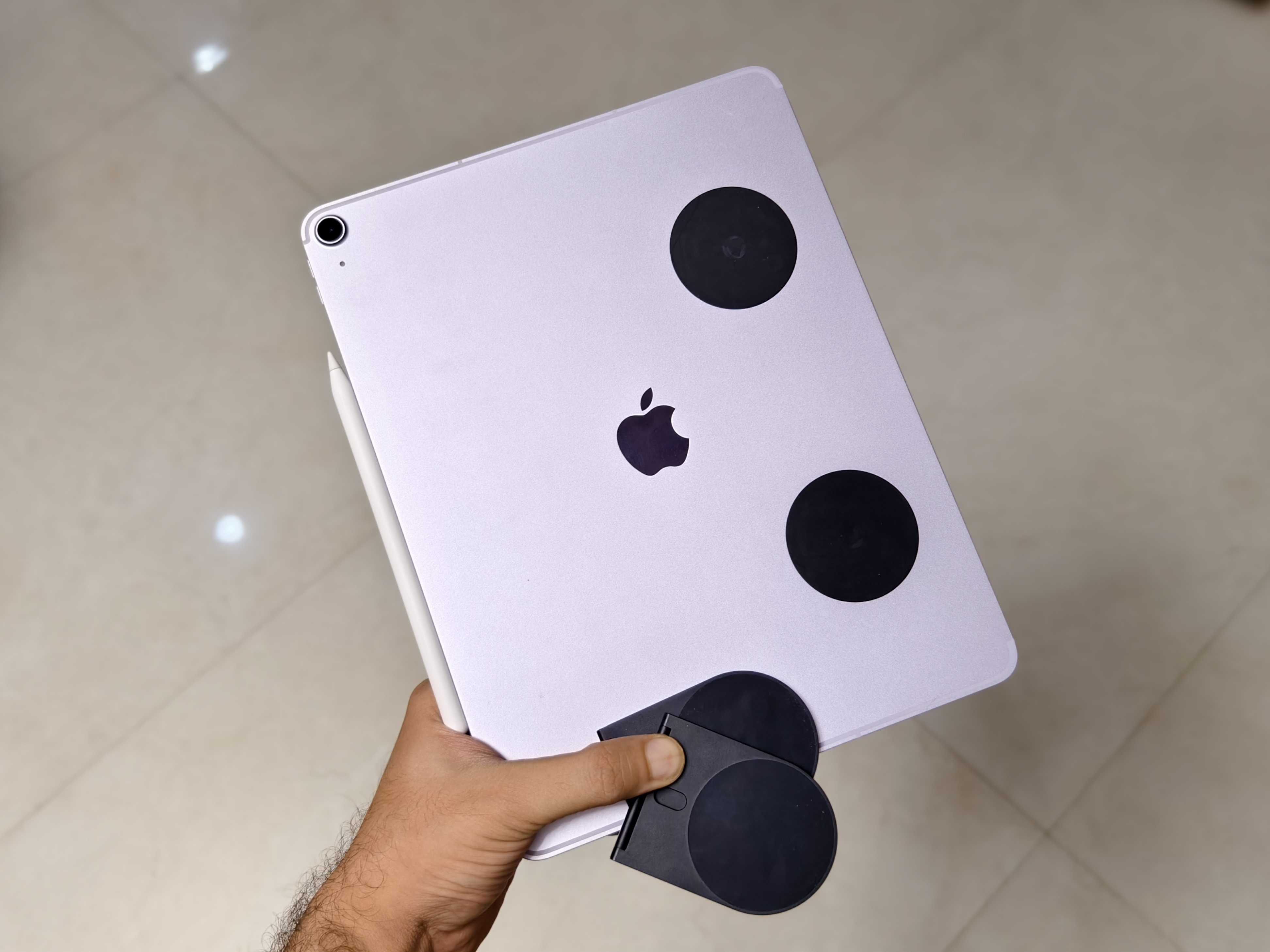 Rolling Square Edge Pro Core attaché à iPad Air 2025.