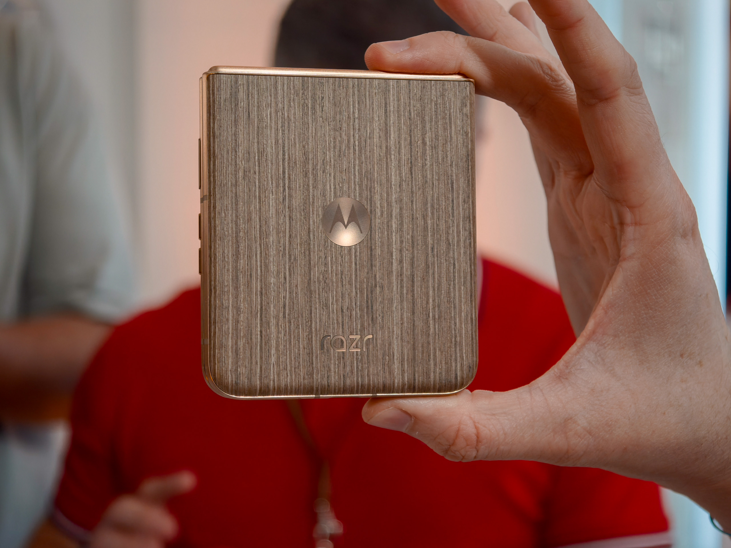 Moto Razr Ultra 2025 Pantone Mountain Trail avec finition en bois certifié FSC