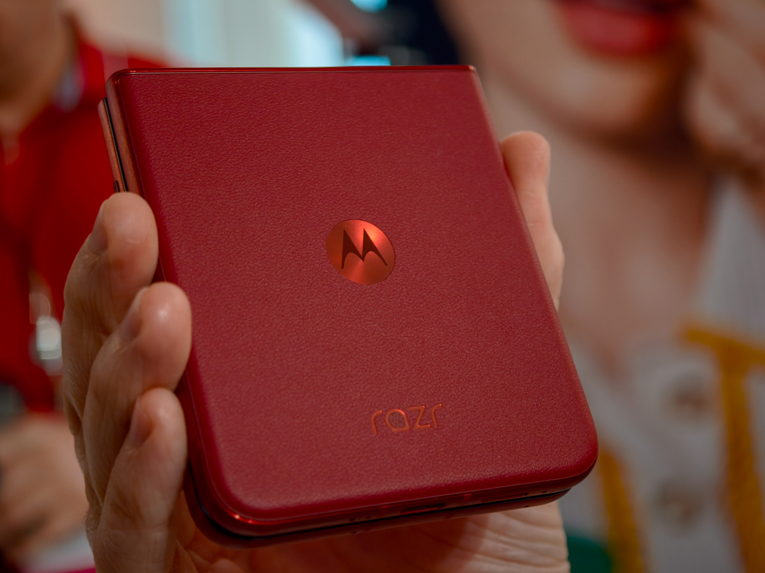 Moto Razr Ultra 2025 à Rio Red