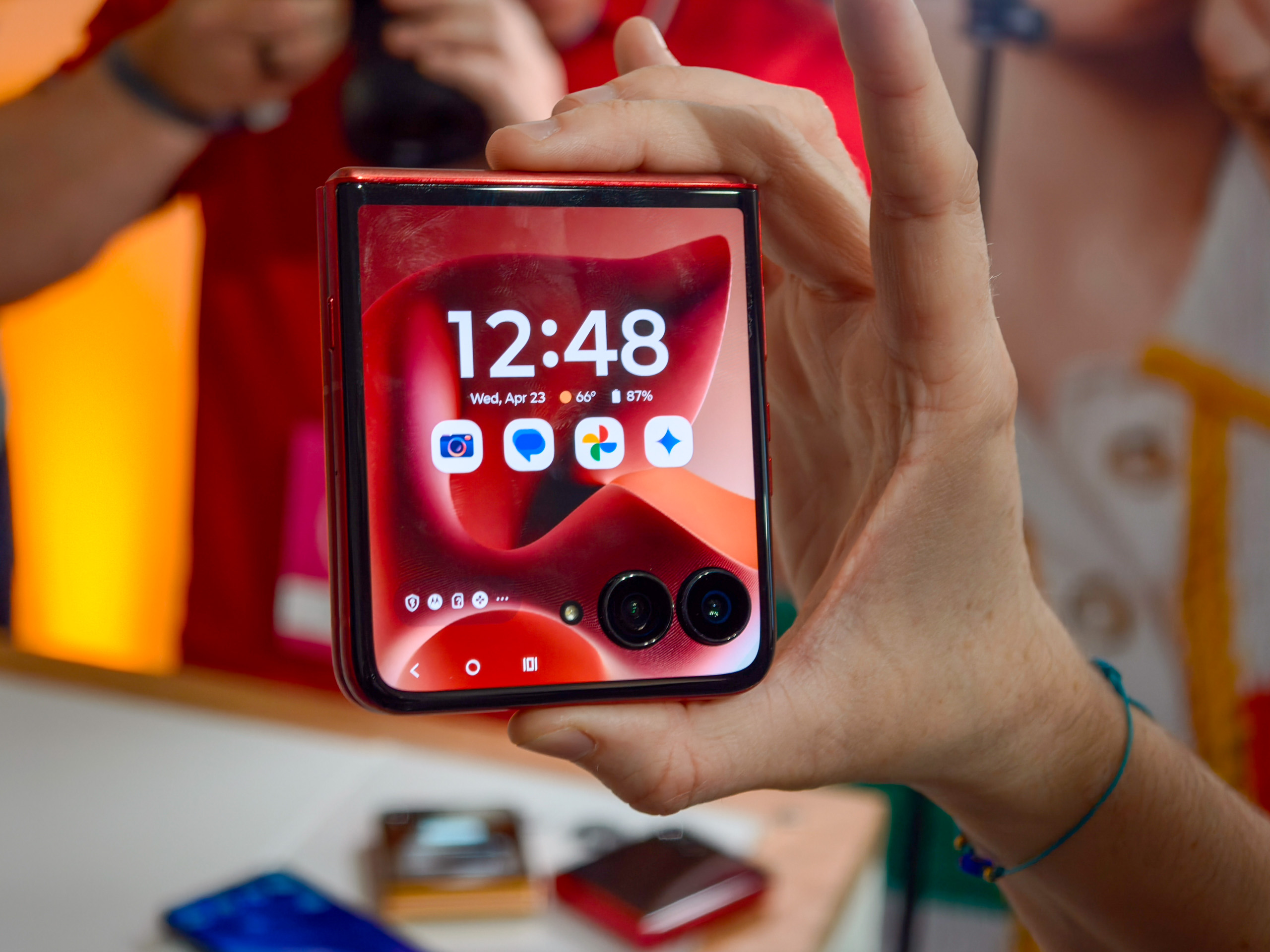 Moto Razr Ultra 2025 à Rio Red