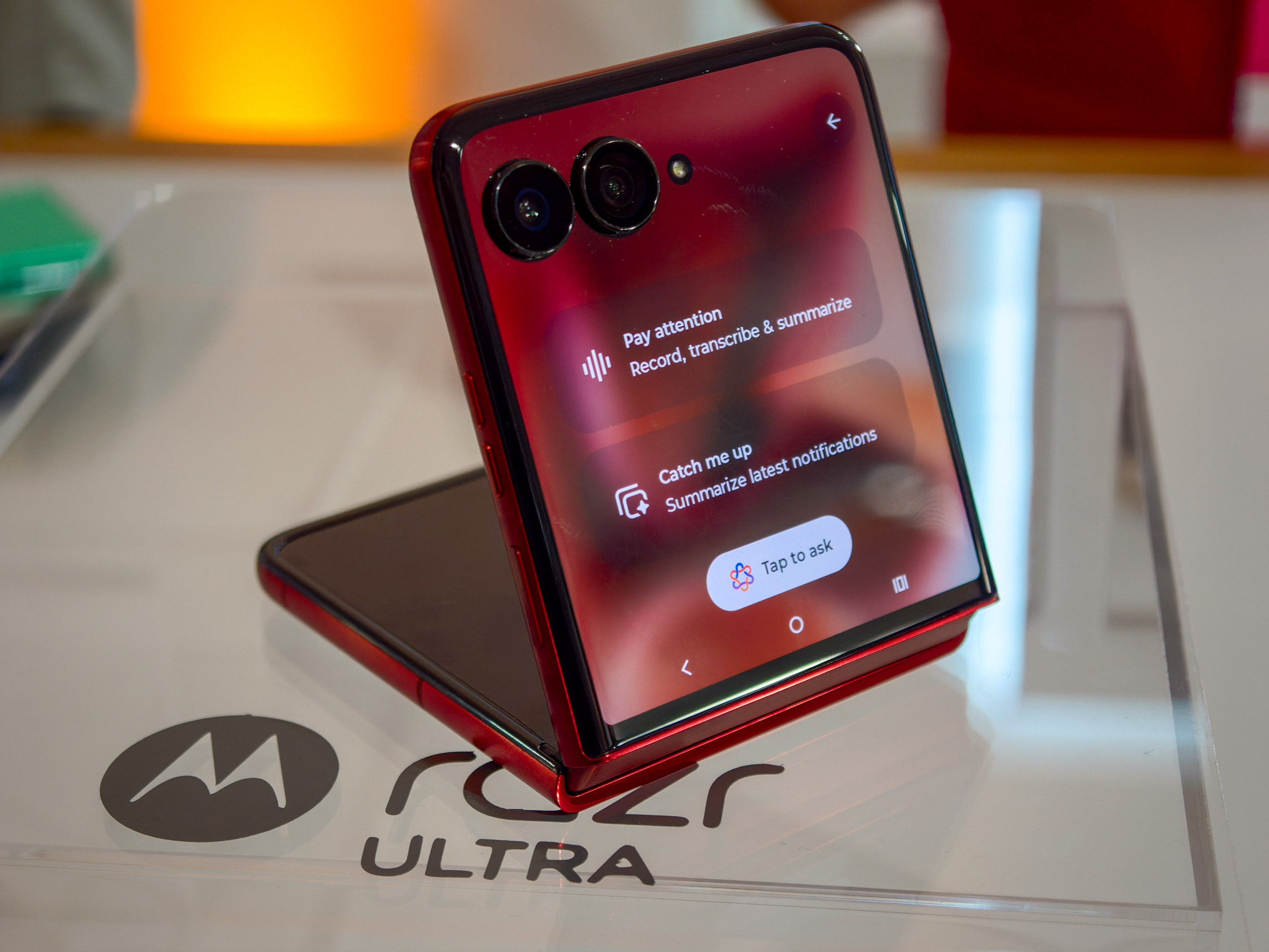 Moto Razr Ultra 2025 à Rio Red