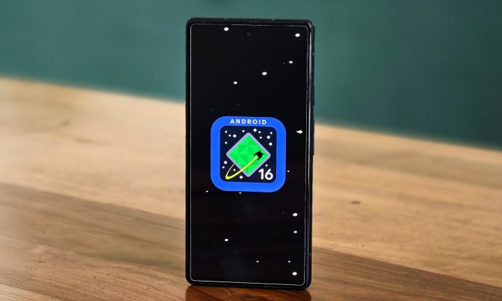 Logo Android 16 sur Google Pixel 6A debout sur une table.