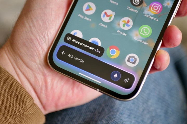 Une personne utilisant Google Gemini sur Google Pixel 9A.