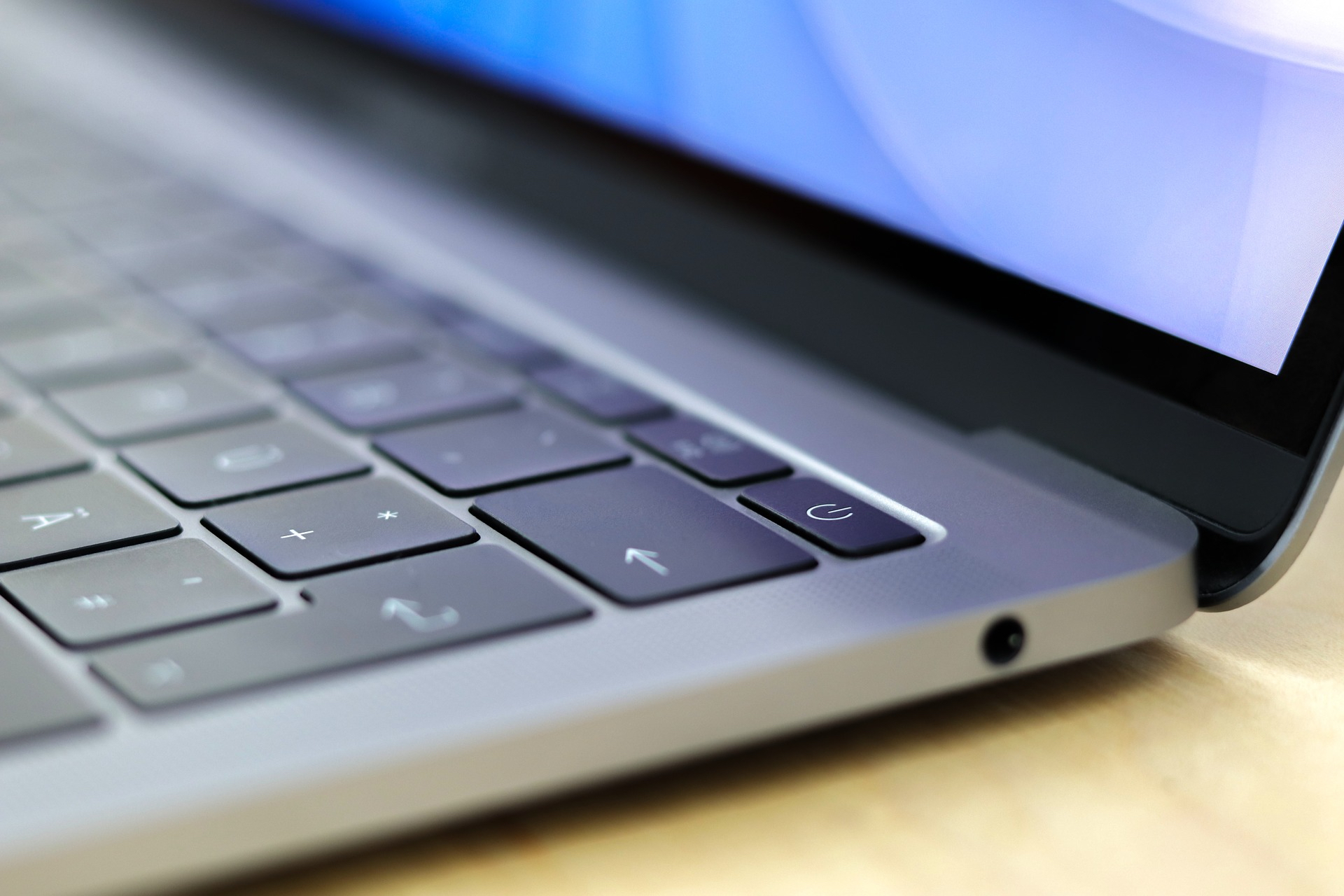 Clavier et bouton d'alimentation sur un ordinateur portable.