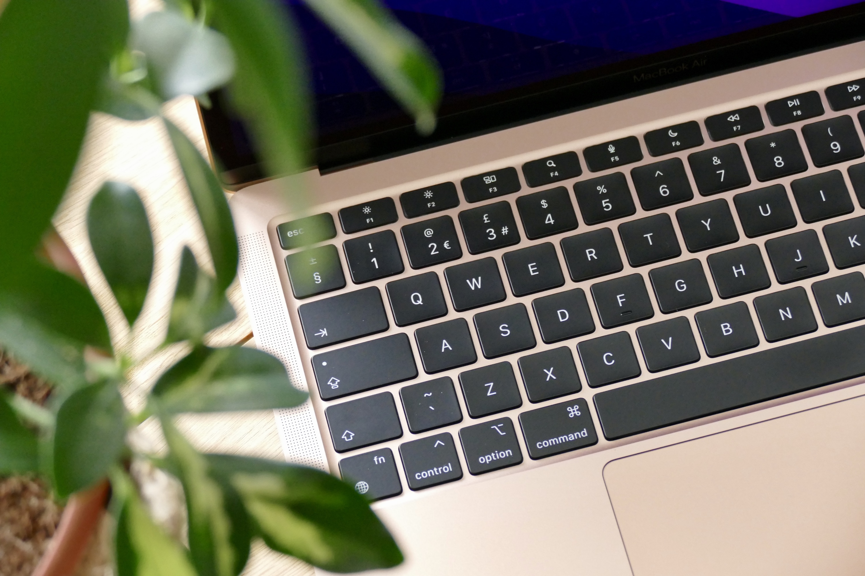 Un gros plan du clavier du Gold MacBook Air M1.