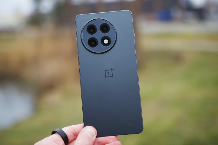 Quelqu'un tenant le OnePlus 13R, montrant l'arrière du téléphone.