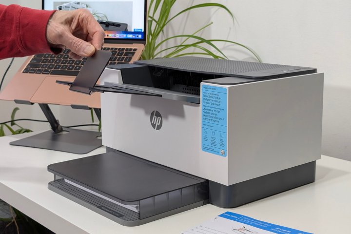 Le Laserjet M209D a l'air bien et est très compact.
