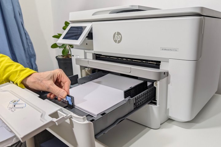 Avec deux grands plateaux en papier, l'Office Jet Pro 9730E peut continuer à imprimer toute la journée.