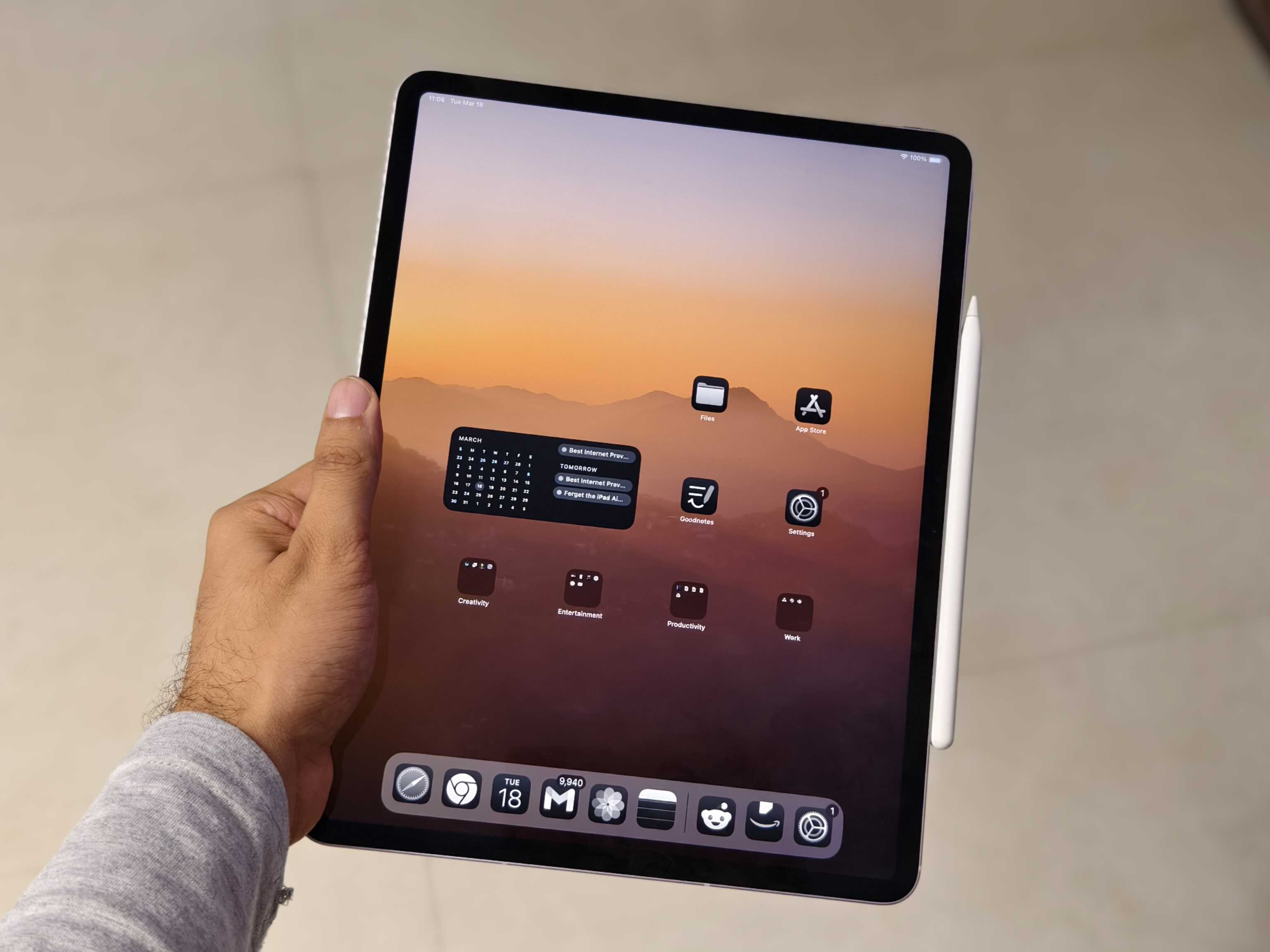 Une personne tenant l'iPad Air de 13 pouces (2025).