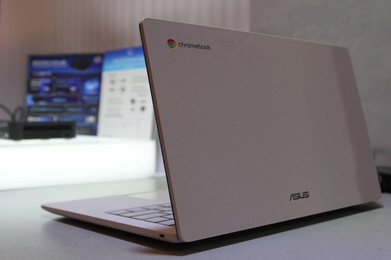 Le couvercle de l'Asus Chromebook CX14 sur une table.