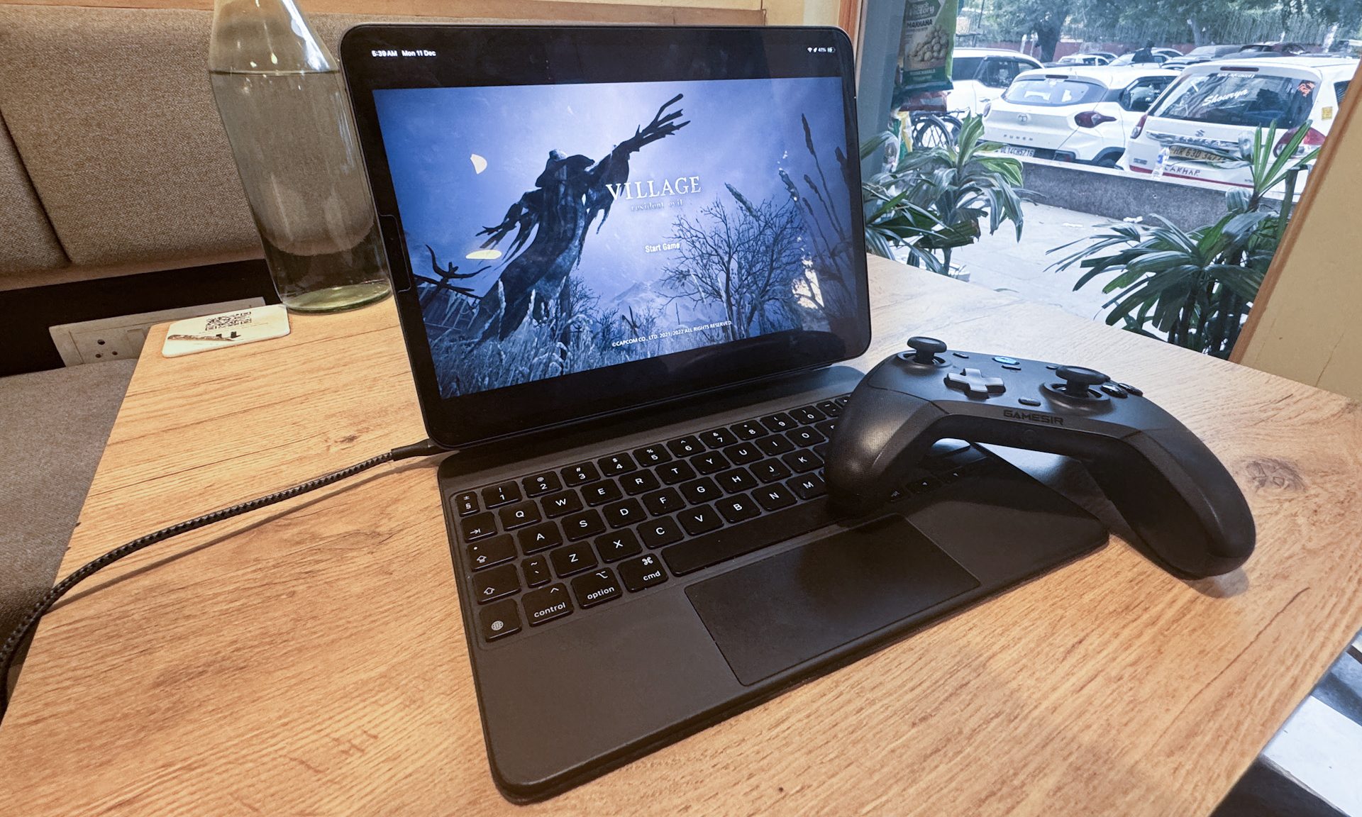 Écran de titre pour Resident Evil Village sur iPad Pro.