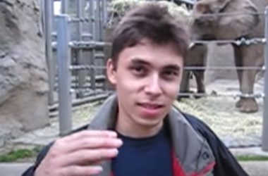 Regardez la vidéo YouTube qui a lancé le site il y a exactement 20 ans