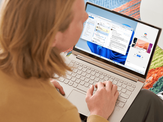 Homme utilisant le PC Windows Copilot pour fonctionner