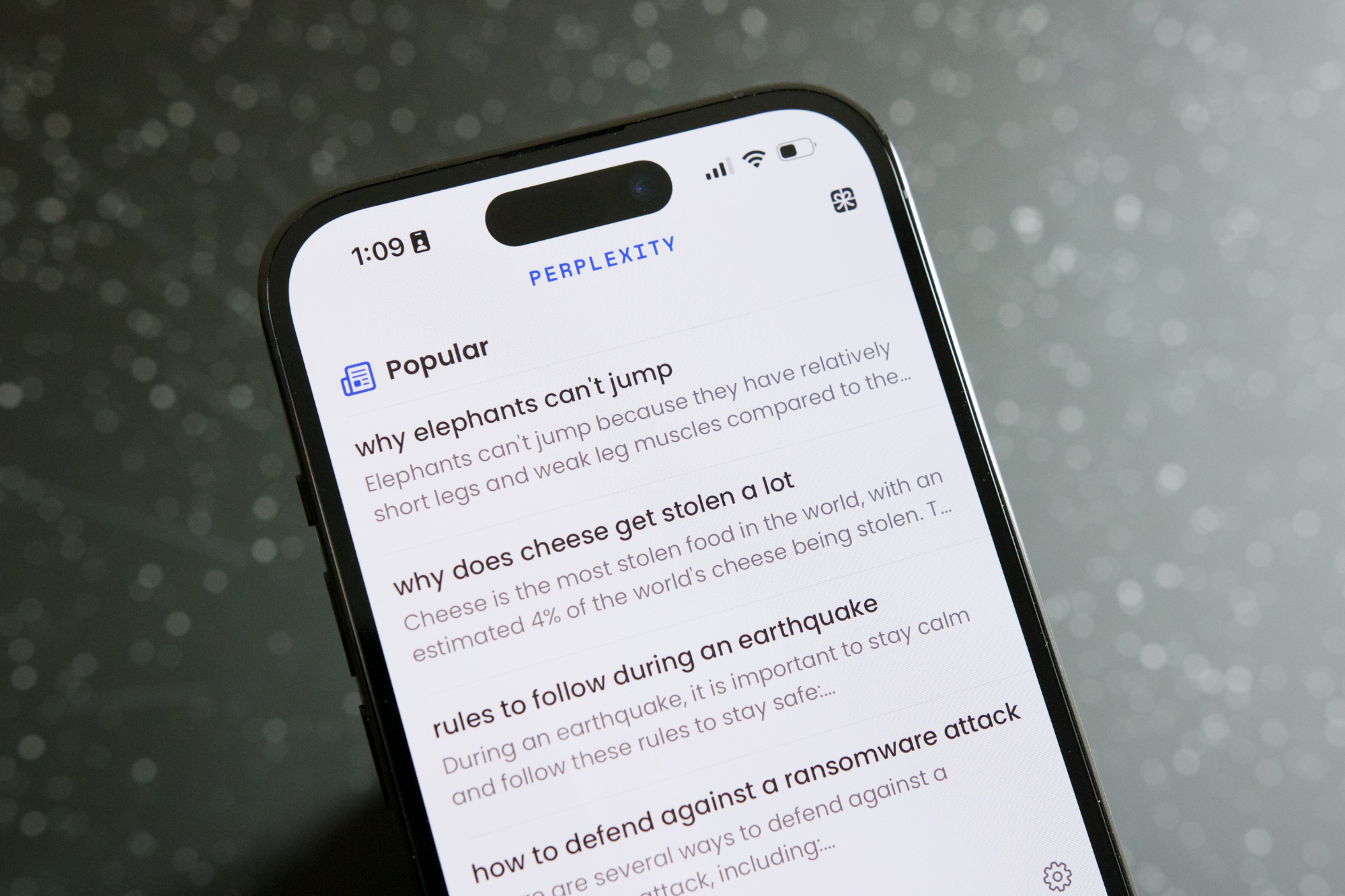 Perplexity AI App fonctionnant sur un iPhone 14 Pro.