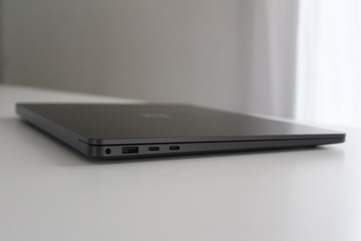 Les ports sur le côté de la 7e édition de l'ordinateur portable de surface.