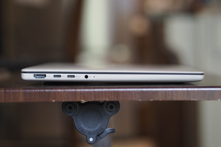 ASUS ZENBOOK A14 Vue latérale gauche montrant les ports.