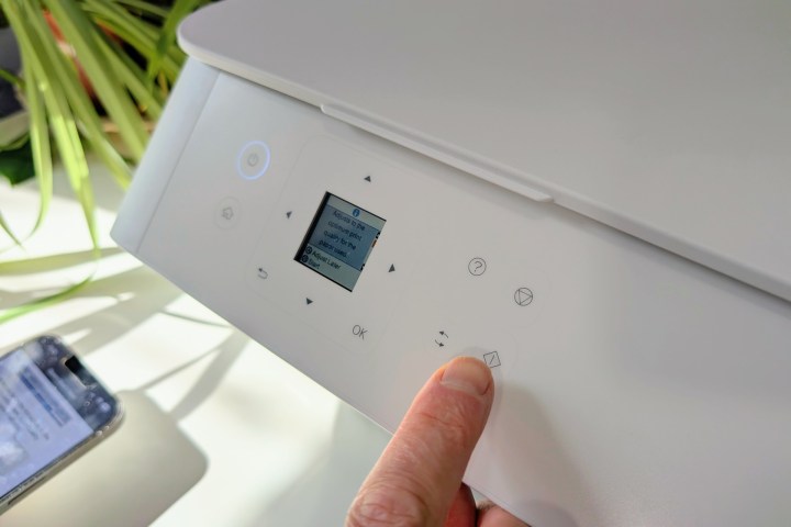 Epson a donné à Ecotank ET-2980 un petit écran et quelques boutons étranges.