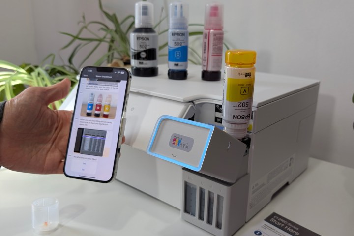 L'Epson Ecotank ET-2980 comprend quatre grandes bouteilles d'encre.