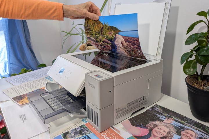 L'EPSON Ecotank ET-2980 comprend un scanner à plat à haute résolution.