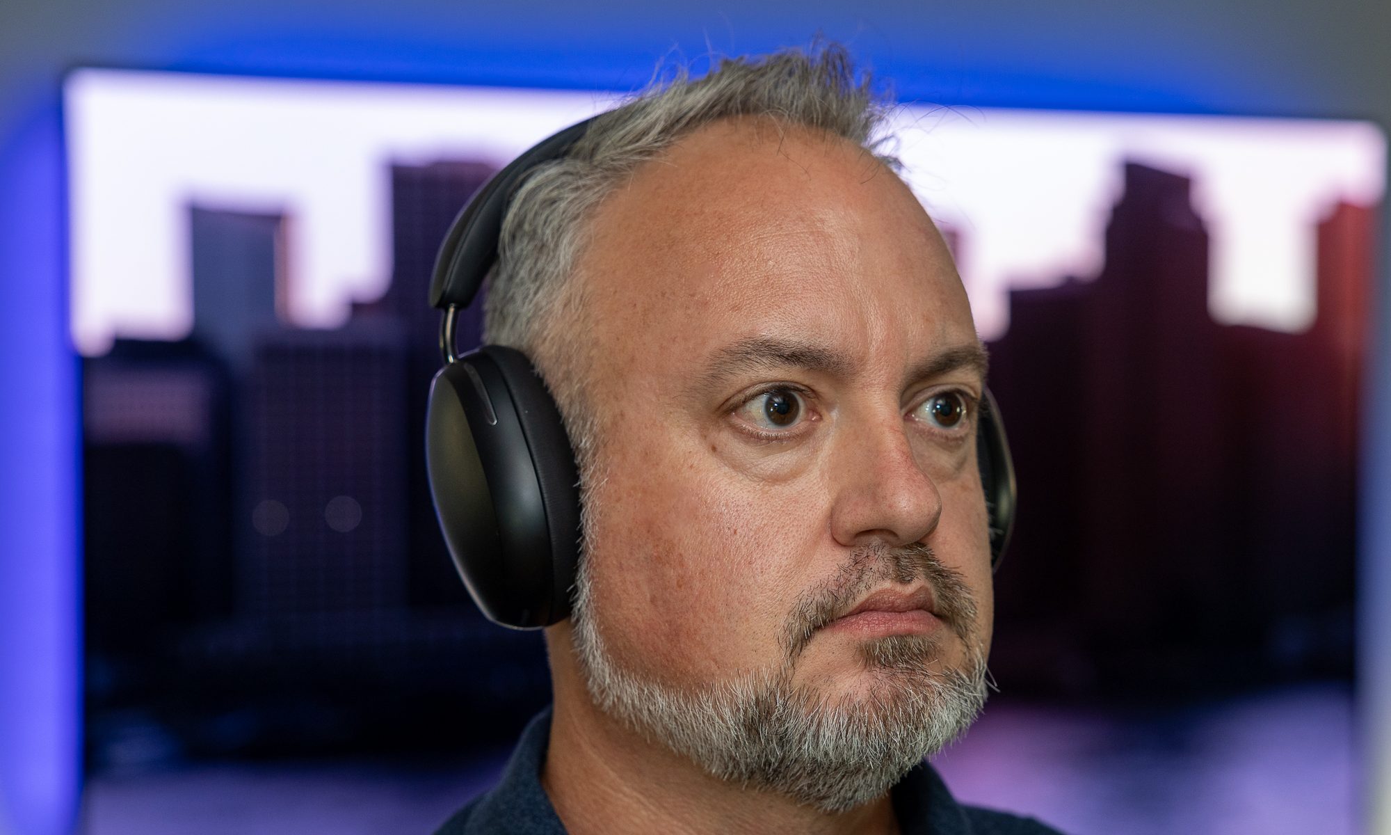 Phil Nickinson portant les écouteurs Sonos Ace.