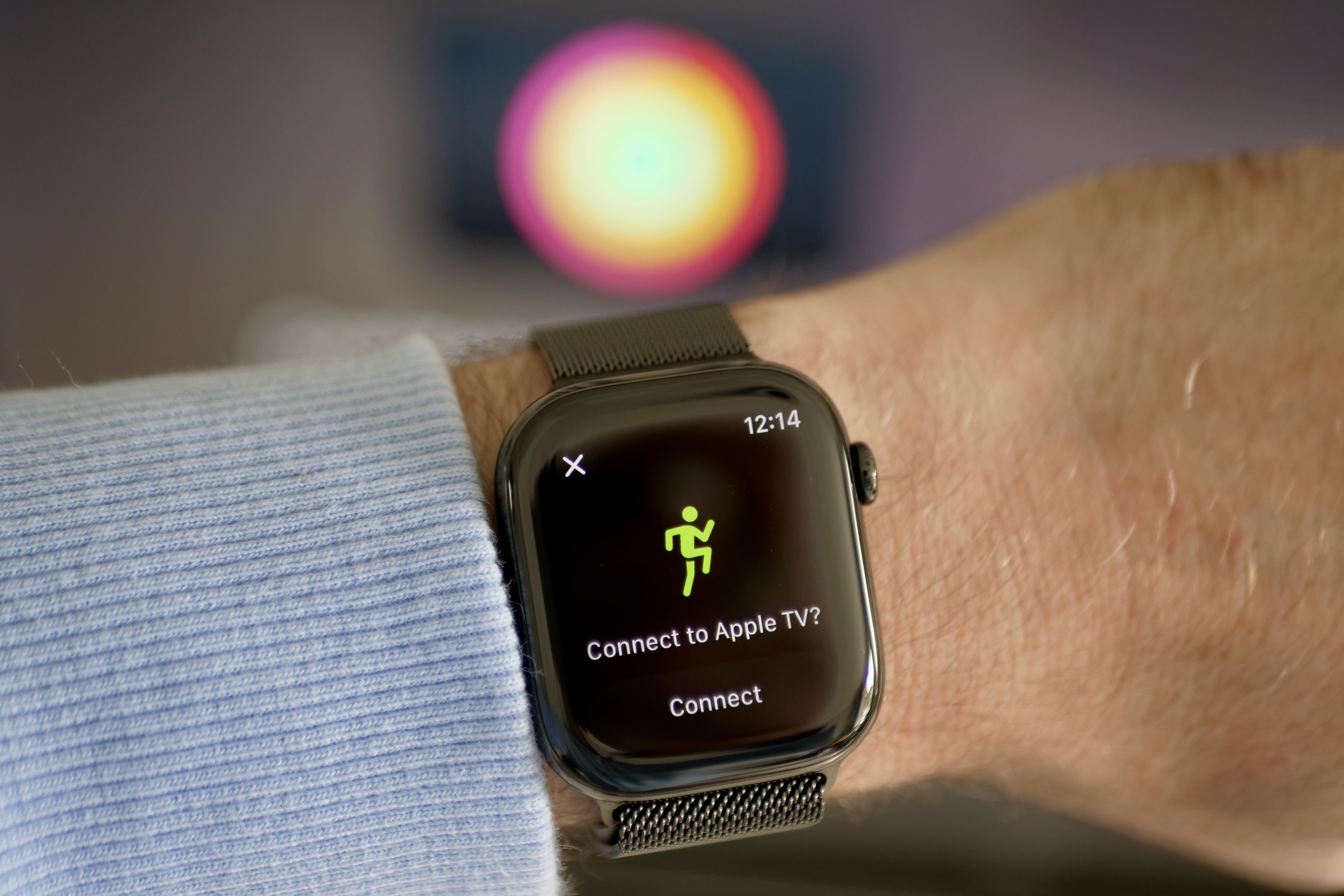 Une Apple Watch Series 10 se connectant à Apple Fitness +.