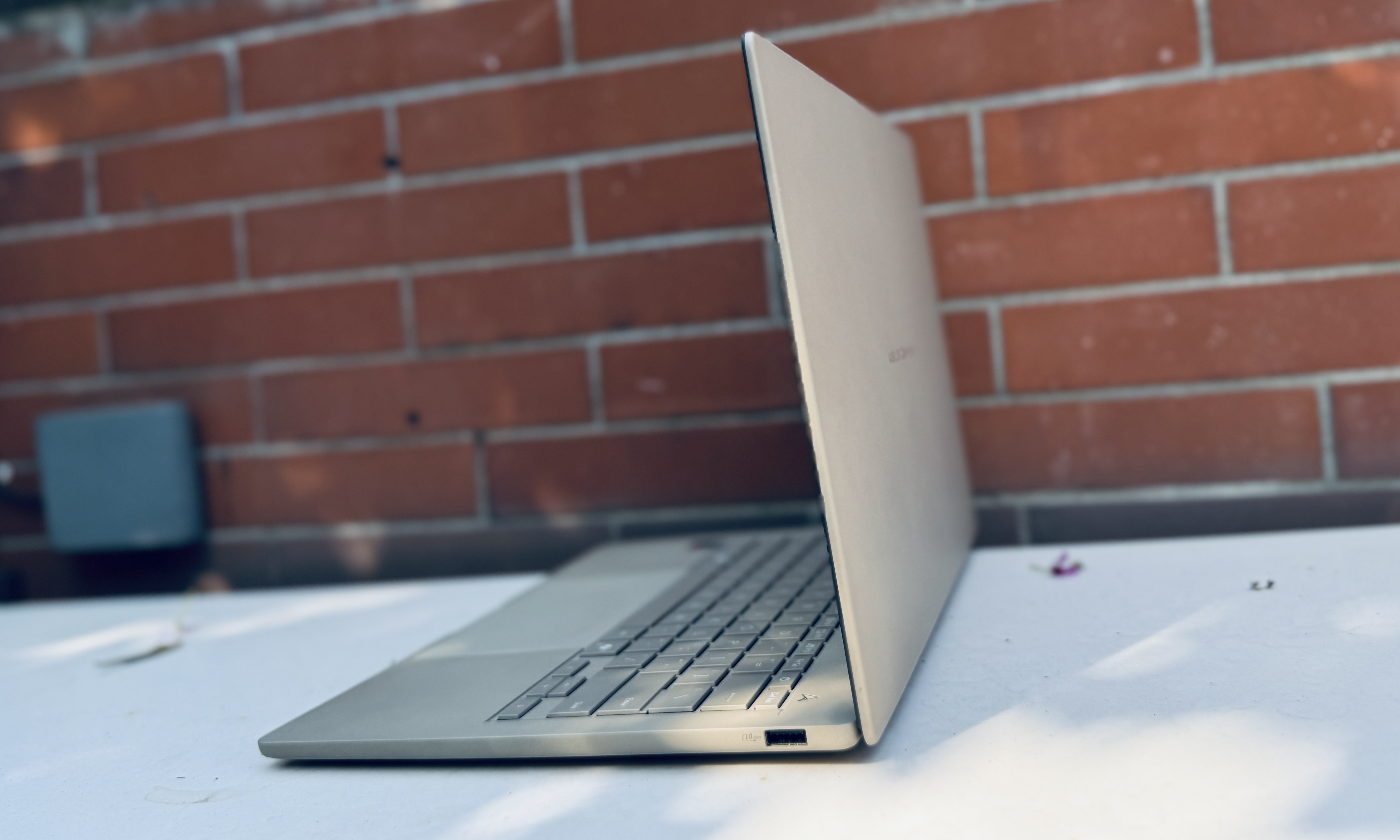 Vue inclinée de l'ordinateur portable Asus ZenBook A14 avec couvercle ouvert.