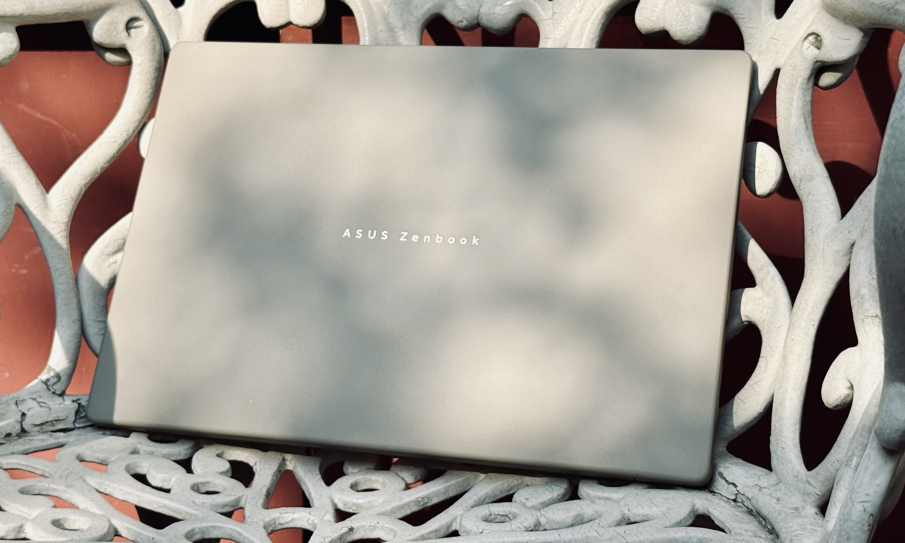 ASUS ZENBOOK A14 ordinateur portable sur une chaise.