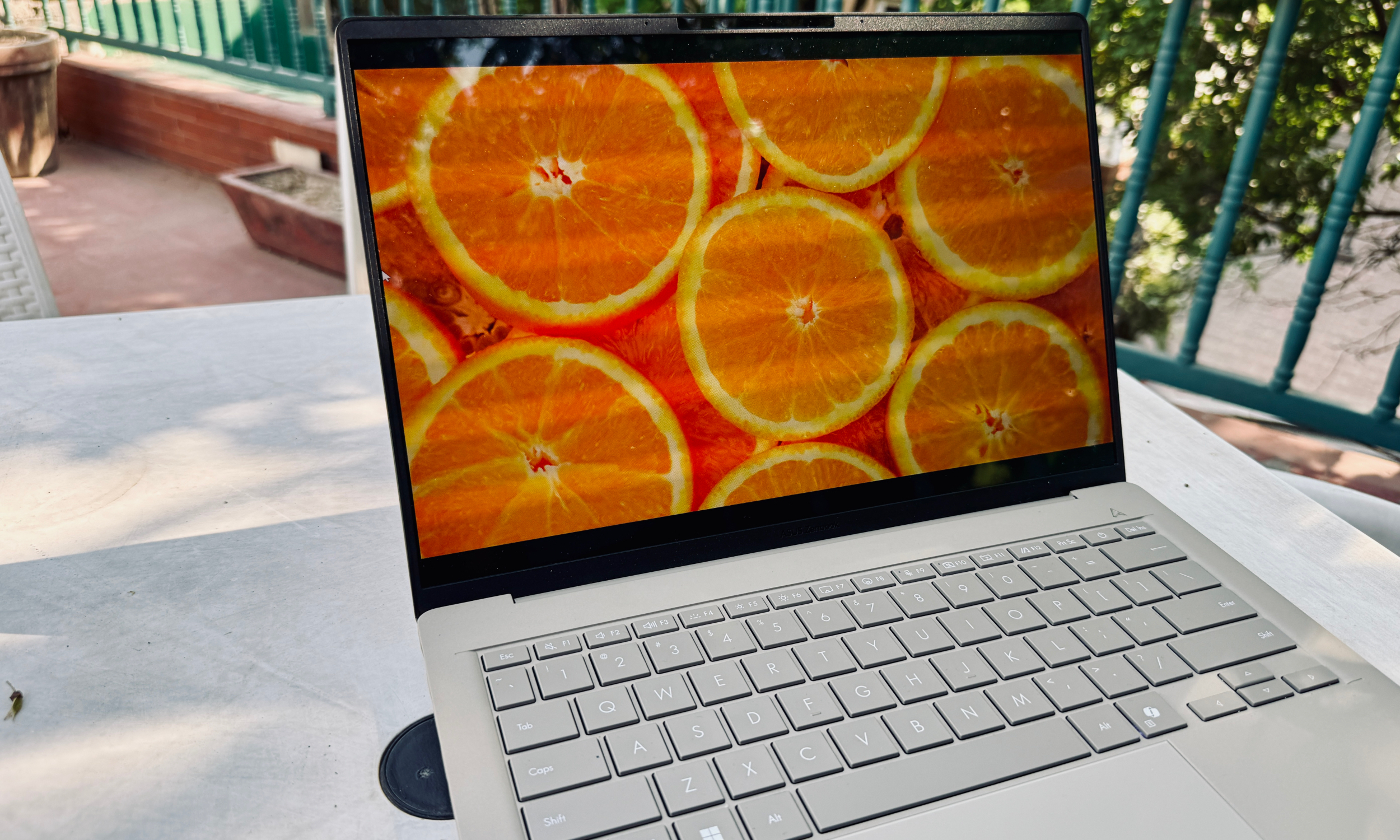 Personne tenant l'ordinateur portable Asus ZenBook A14.