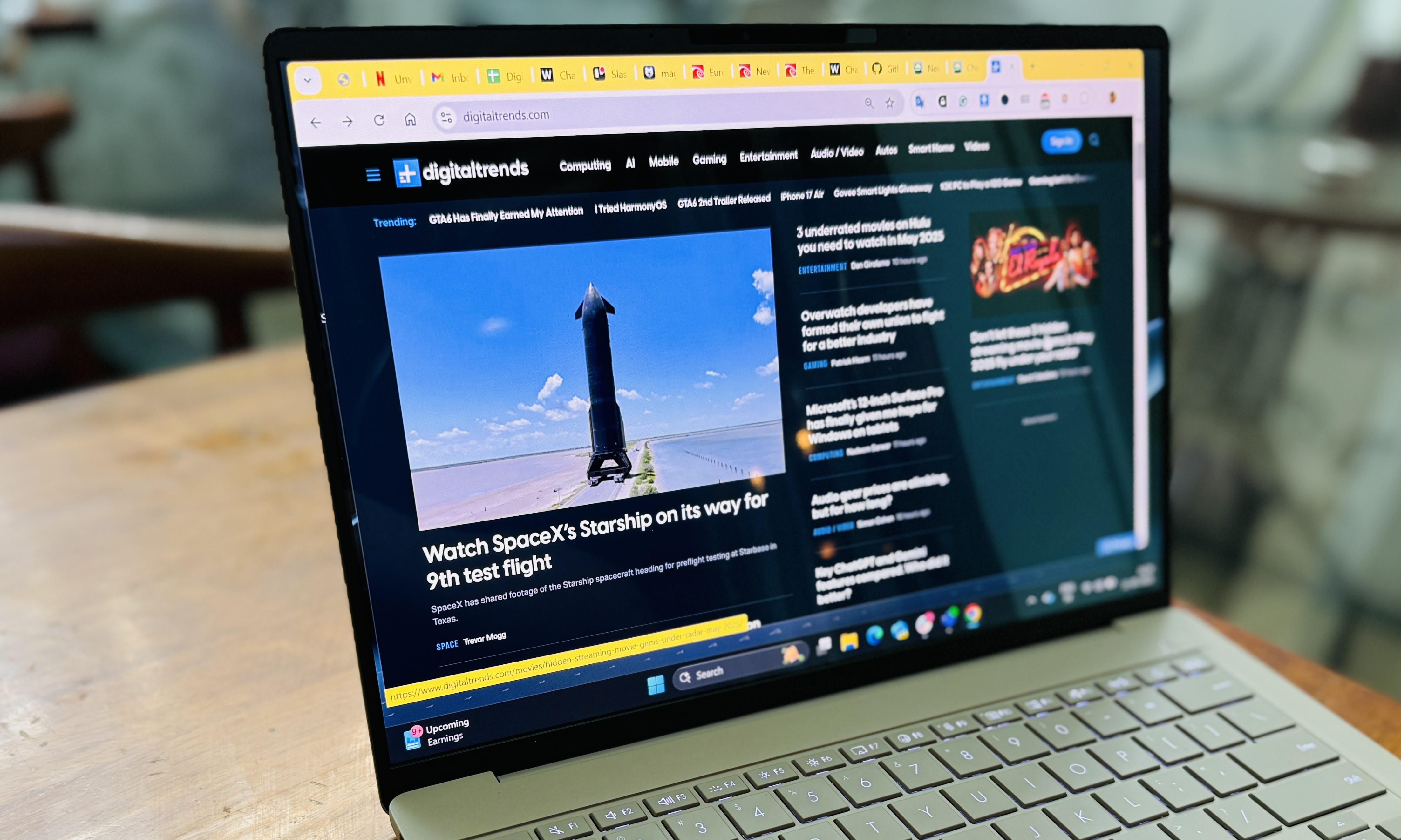 En parcourant un site Web sur l'ordinateur portable ASUS ZENBOOK A14.