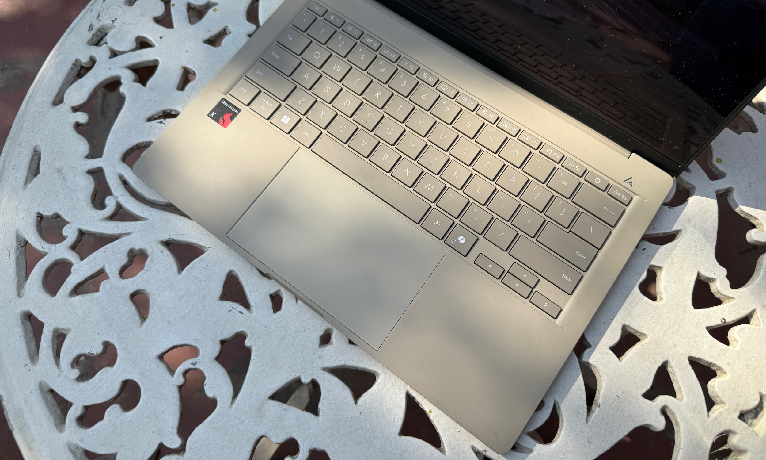 Vue du clavier sur l'ordinateur portable ASUS ZENBOOK A14.