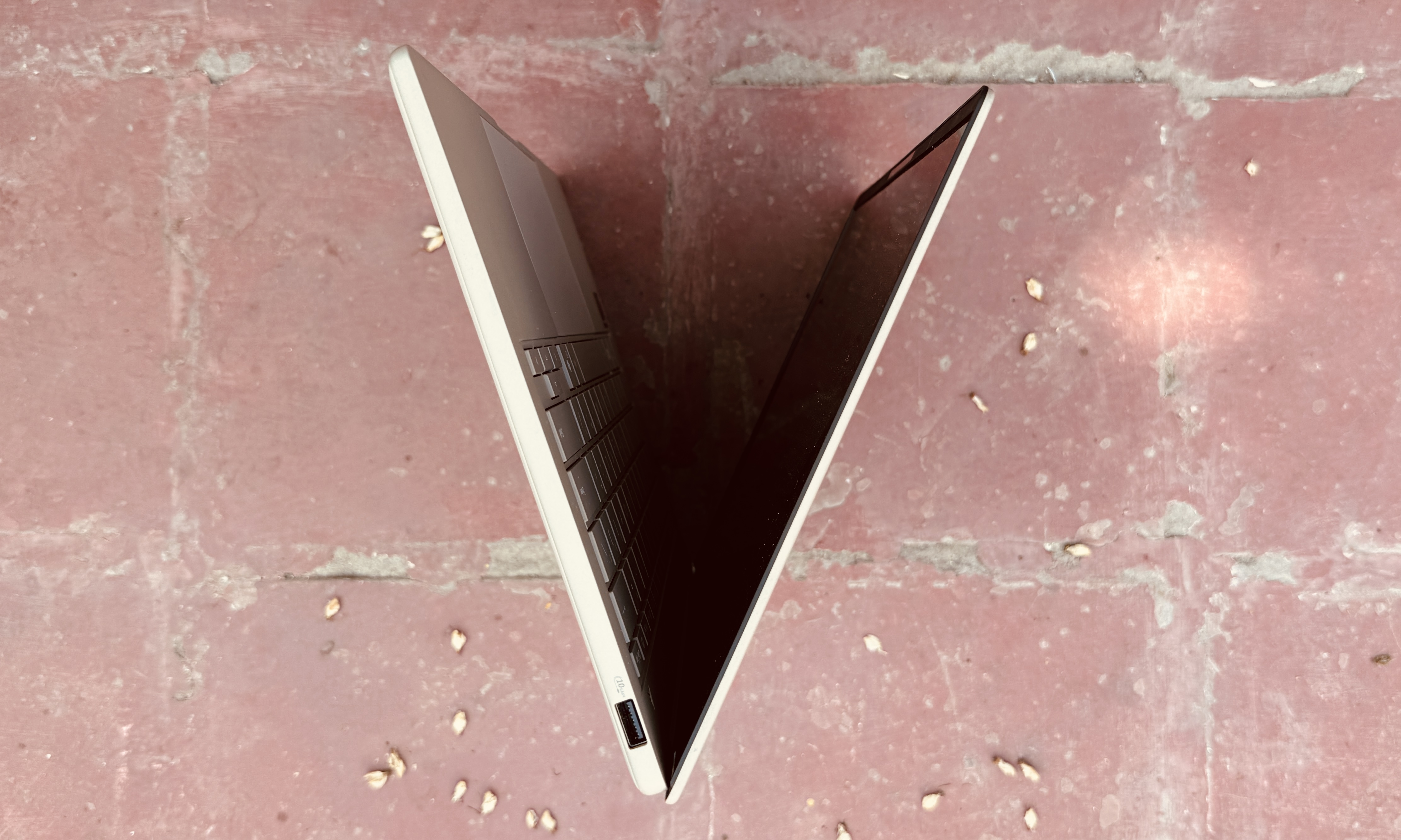 Vue de dessus latérale de l'ordinateur portable ASUS ZENBOOK A14.
