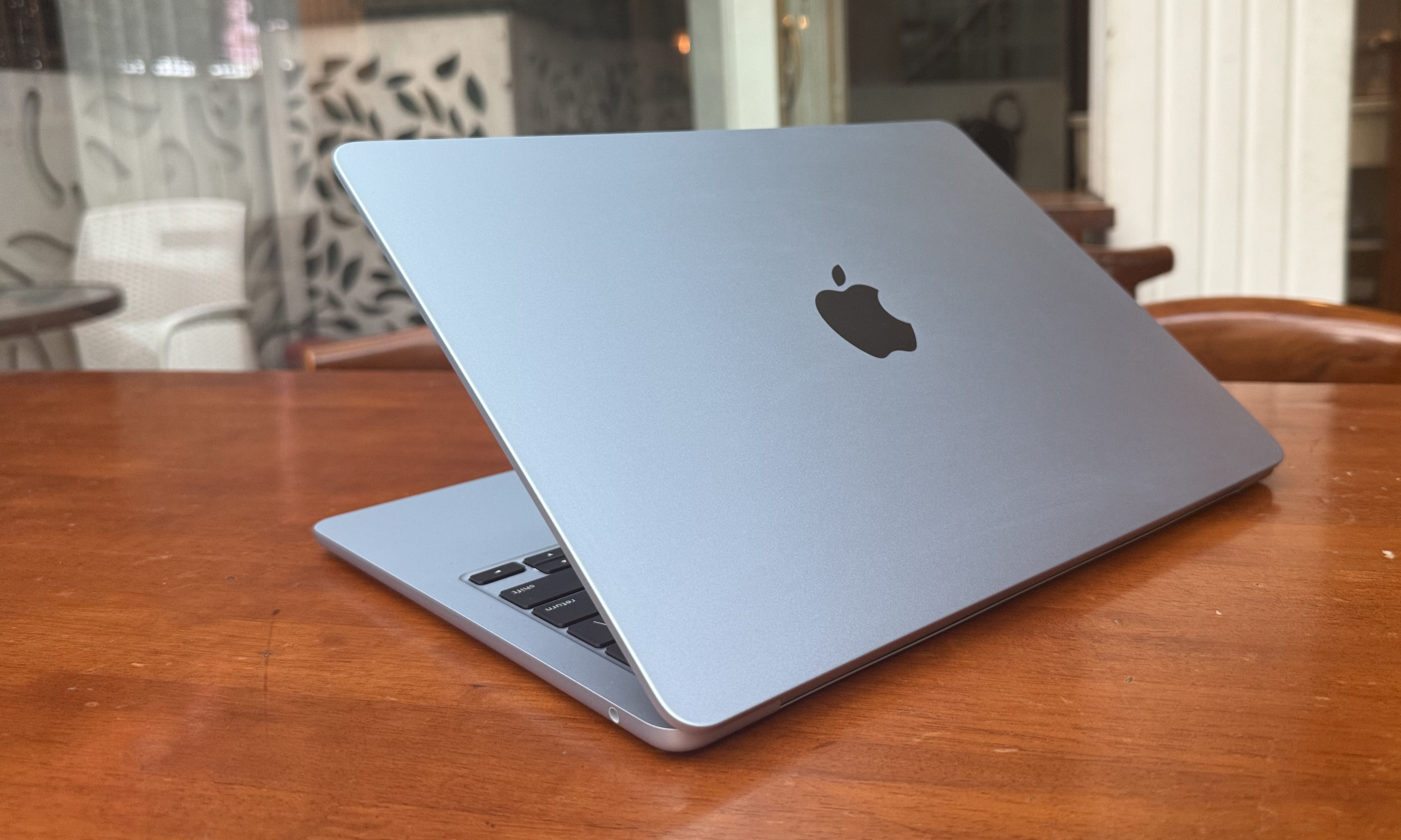 Vue arrière du couvercle sur M4 MacBook Air.