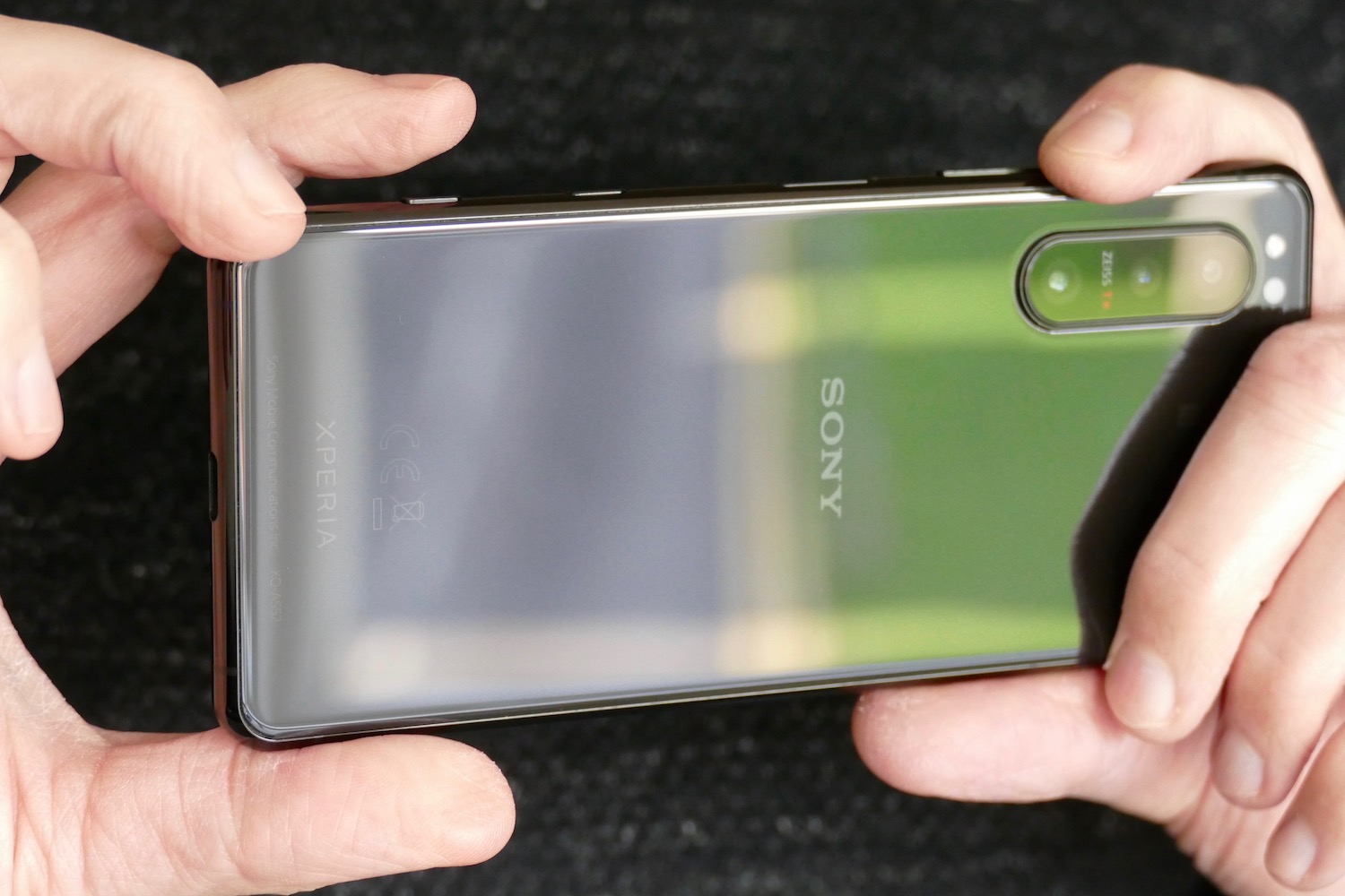 Une personne tenant le Sony Xperia 5 II.