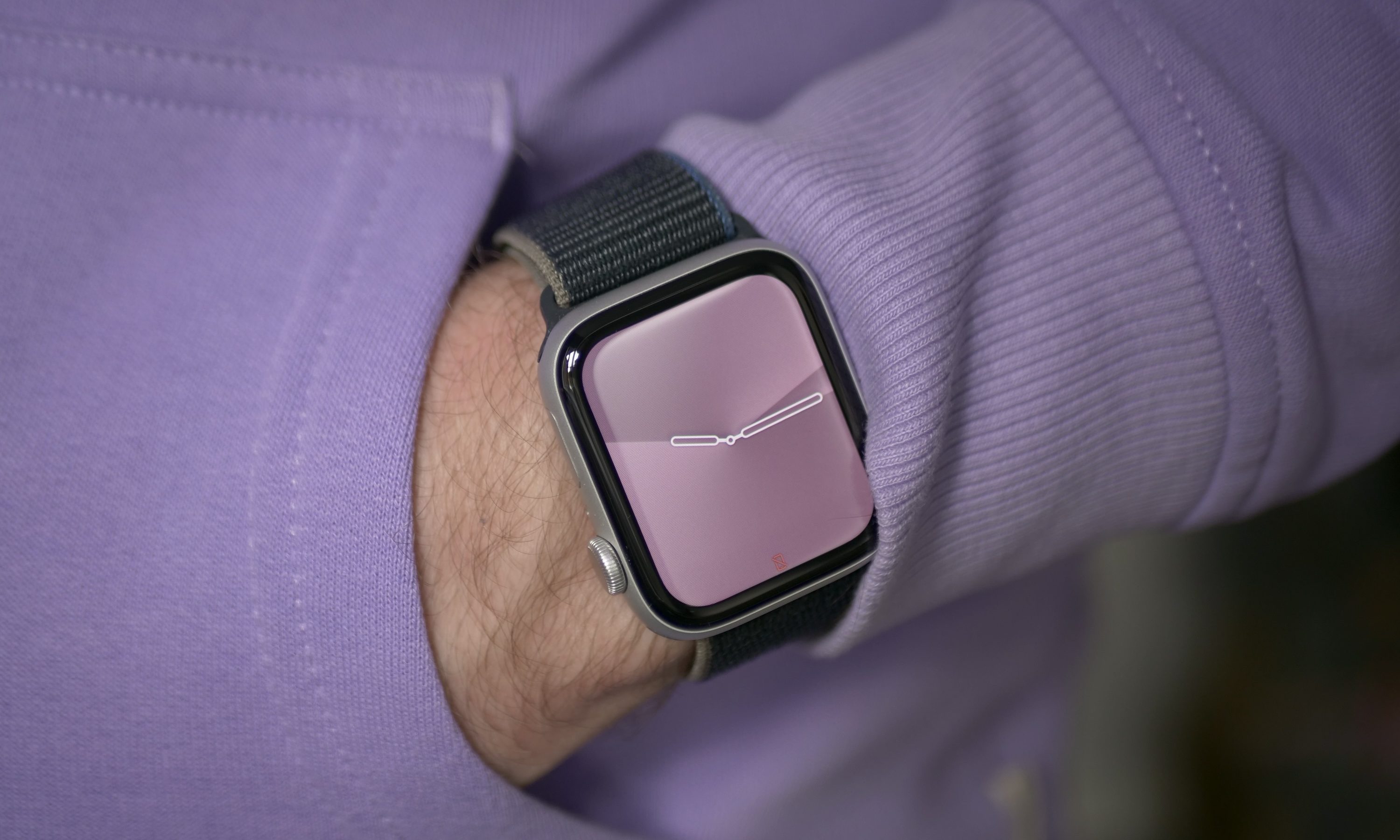Une personne portant l'Apple Watch SE 2.