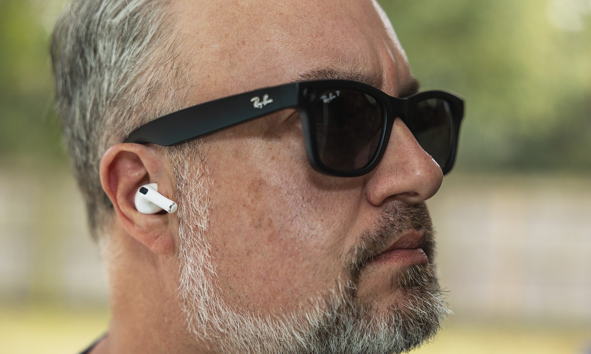 Phil Nickinson portant les lunettes intelligentes de la pomme Airpods Pro et Ray-Ban.