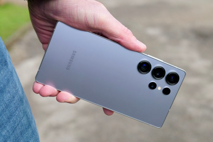 Une personne tenant le Samsung Galaxy S25 Ultra.