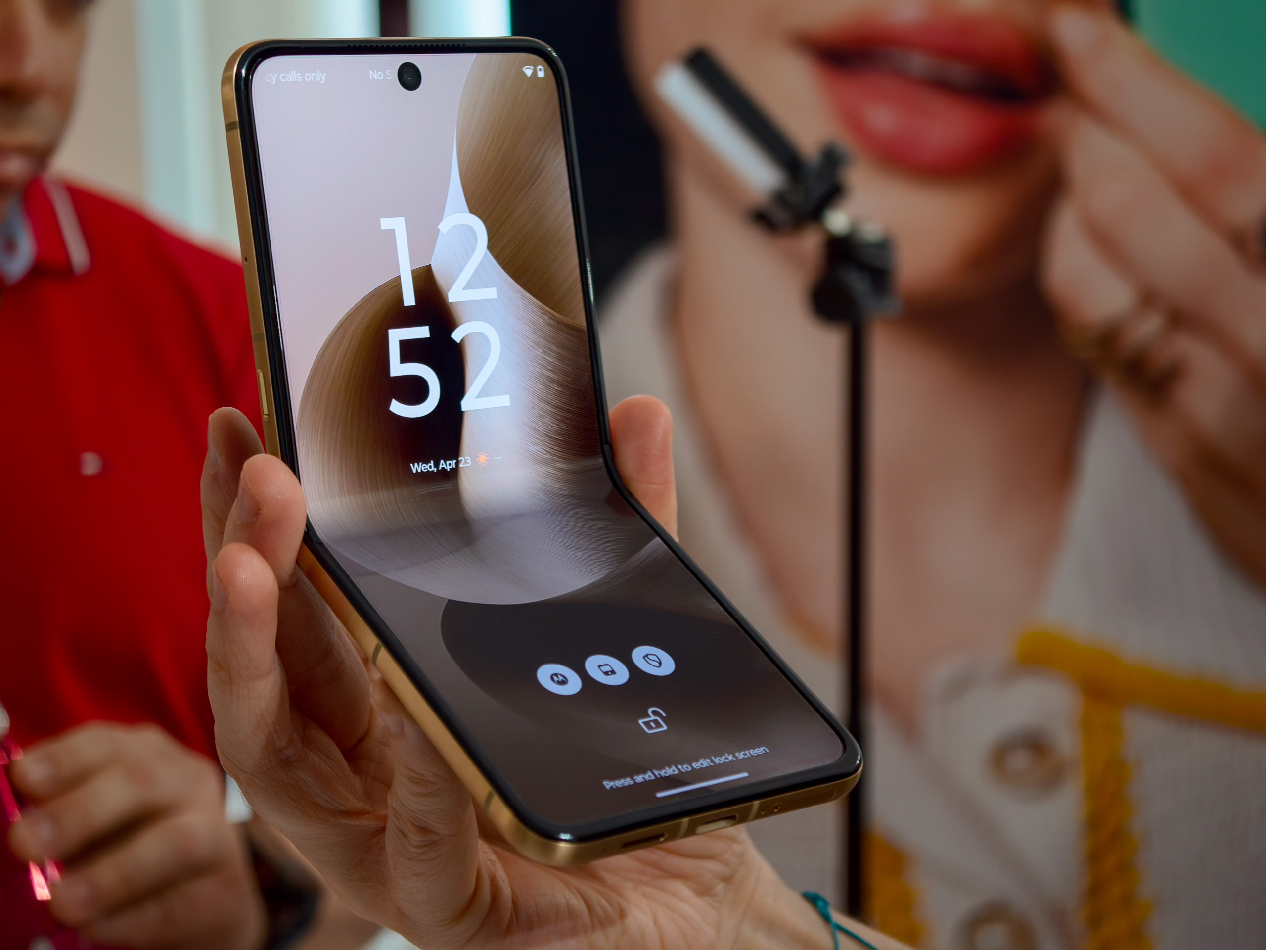 Moto Razr Ultra 2025 Pantone Mountain Trail avec finition en bois certifié FSC.