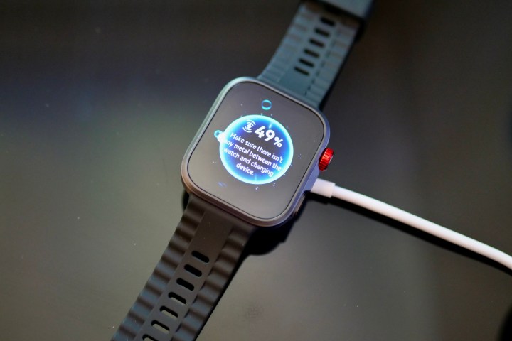 Le Huawei Watch Fit 4 Pro on Charge.