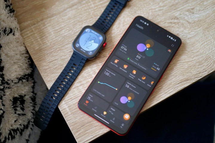 Le Huawei Watch Fit 4 Pro et l'application Huawei Health.