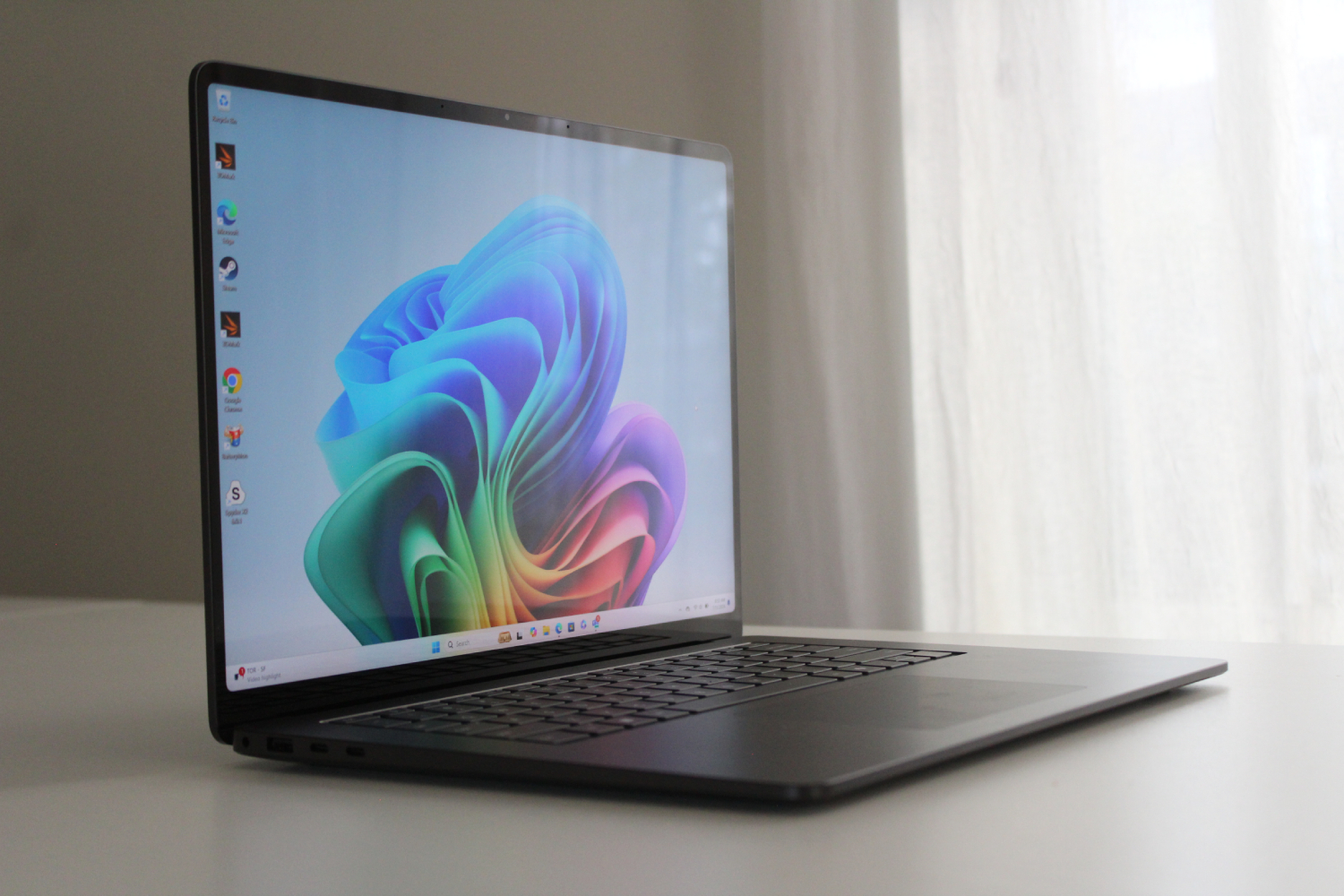 L'ordinateur portable de surface 7e édition sur une table blanche.