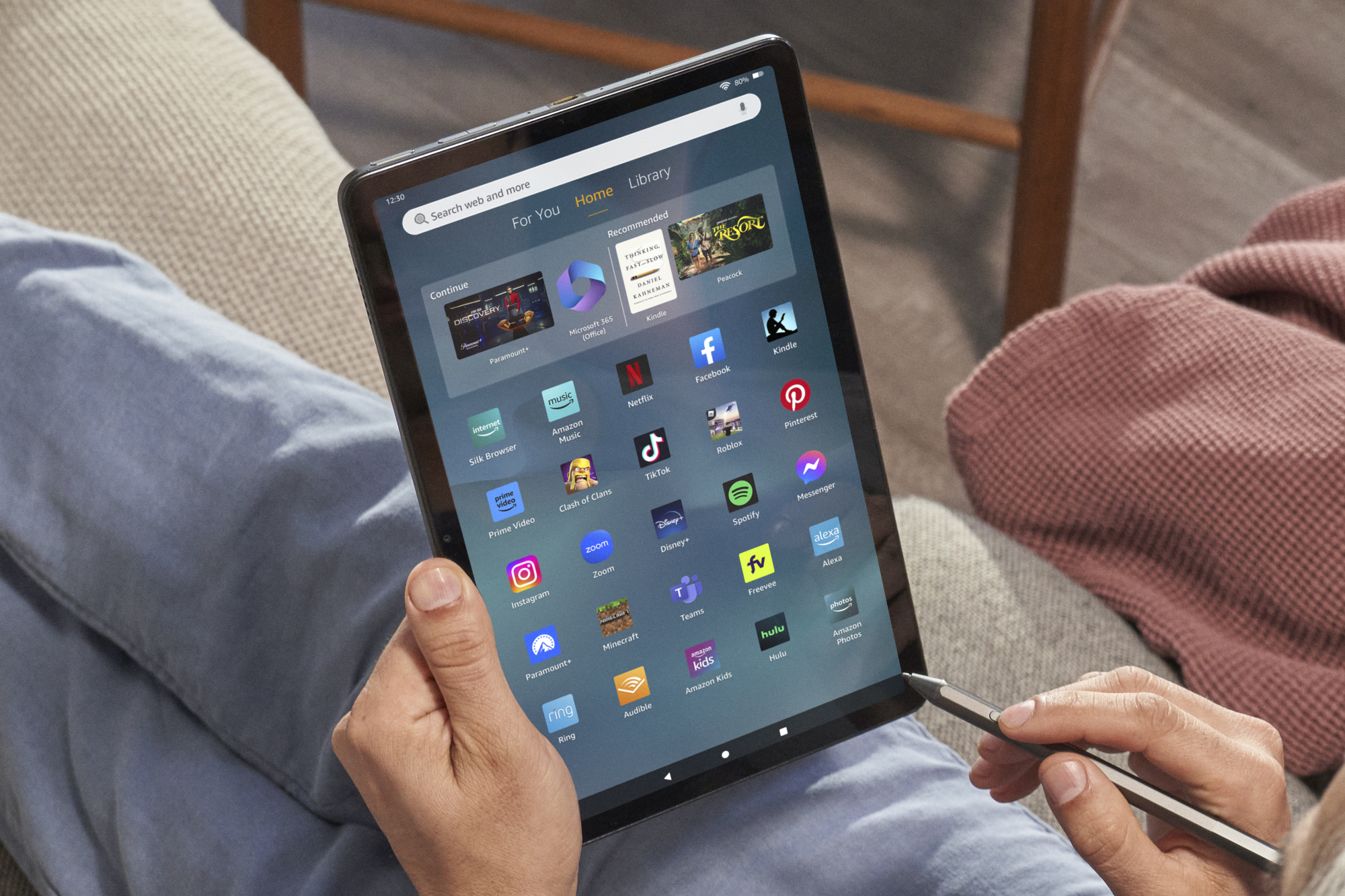 Quelqu'un tenant la tablette Amazon Fire Max 11.