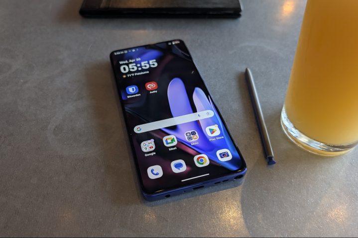 Moto G Stylus 2025 sur une table